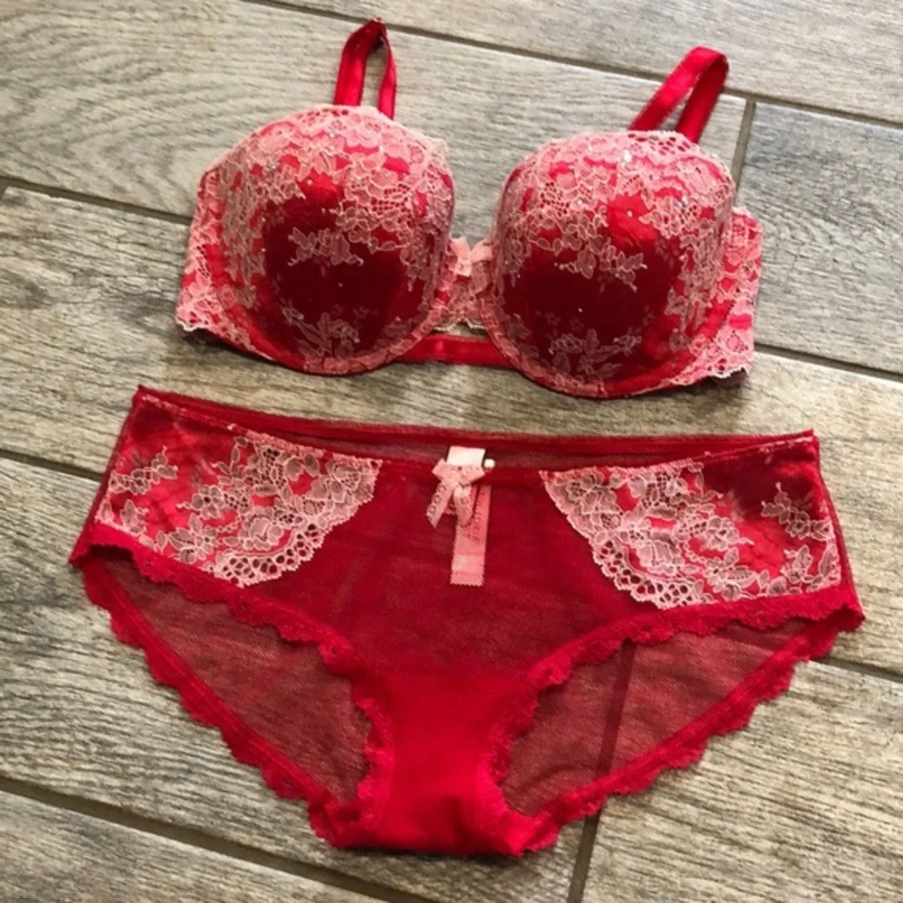 Beautiful VS matching lingerie set in red.